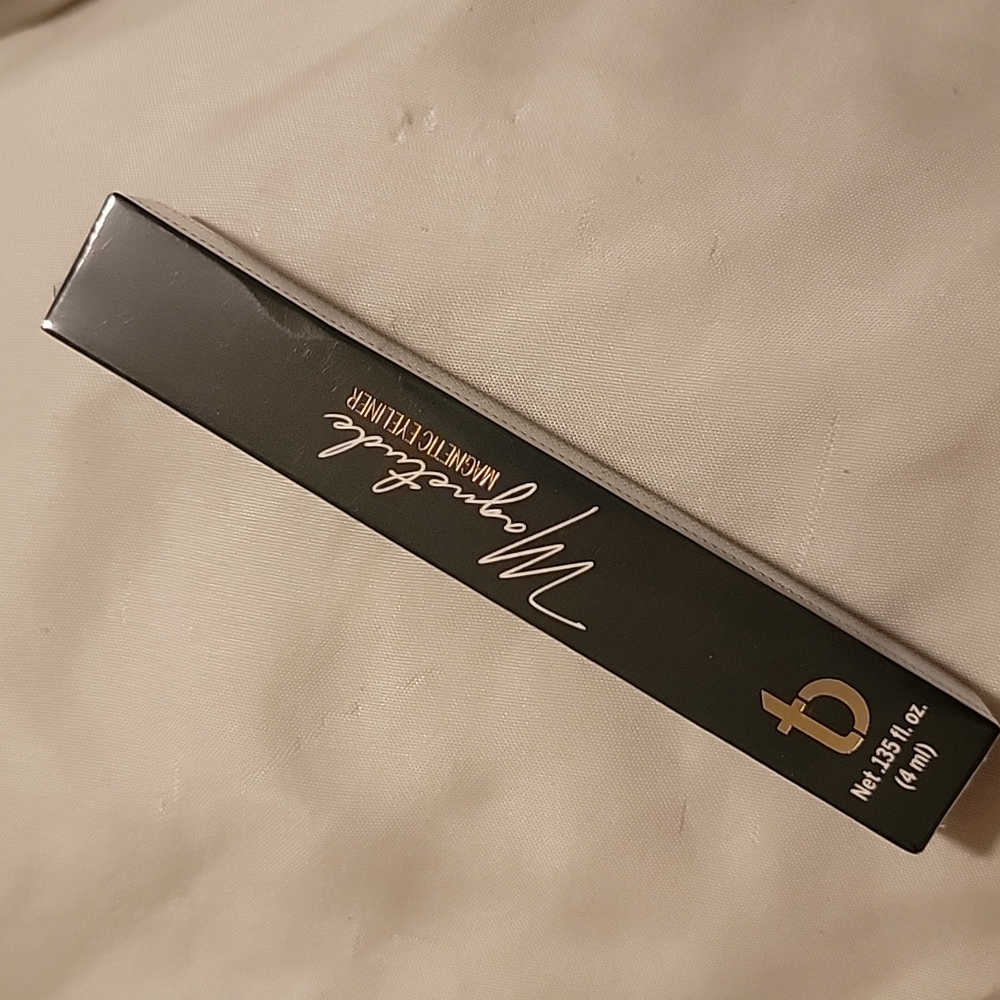 Tori Belle Magnetic eyeliner